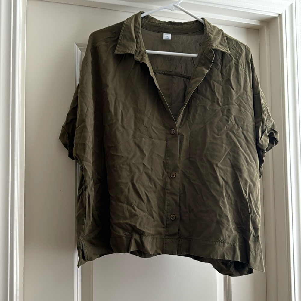 *NEVER WORN* Cropped Button Down